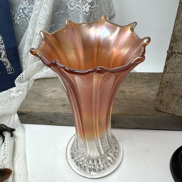 Vintage Carnival Vase 8" Tall excellent Condition - Picture 8 of 8